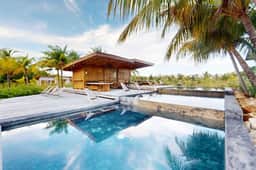 Relaxing lagoonfront villa with private pool, dock, cafe & on-site spa - Image 4
