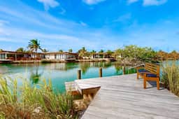 Relaxing lagoonfront villa with private pool, dock, cafe & on-site spa - Image 3