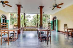 Lovely Suite with Riverfront Location, Pool, WiFi & AC - Image 4