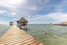 Beachfront condo w Caribbean Sea view, shared pool & dock, partial AC & WiFi - Image 4