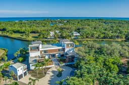 Spacious villa retreat with private pool, rooftop deck, kayaks, and pet-friendly perks - Image 2