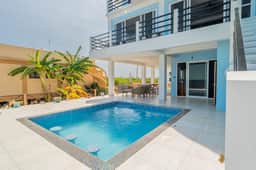 Luxe oceanfront escape with pool, lanais, penthouse suite & ground-floor access - Image 3