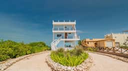 Luxe oceanfront escape with pool, lanais, penthouse suite & ground-floor access - Image 2