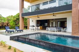 Luxurious villa with infinity pool, rooftop deck, kayaks & lagoon views - Image 2