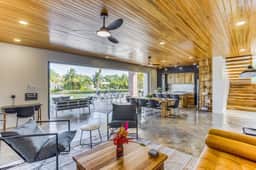 Luxurious villa with infinity pool, rooftop deck, kayaks & lagoon views - Image 5