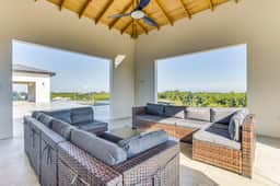 Luxurious villa with infinity pool, rooftop deck, kayaks & lagoon views - Image 4