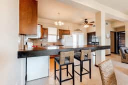 Apartment with WiFi, AC & shared outdoor pool - walk to the beach - Image 4