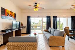 Apartment with WiFi, AC & shared outdoor pool - walk to the beach - Image 3