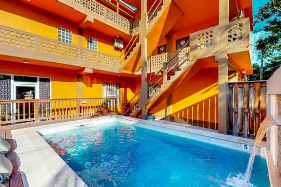 Family-friendly suite with beach access, Netflix, balcony & pool - Image 2
