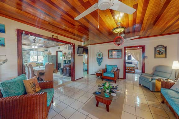 Family-friendly suite with beach access, Netflix, balcony & pool - Image 3