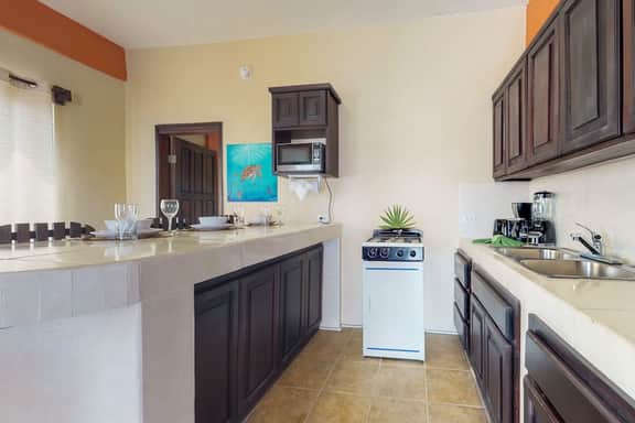 Charming apartment w amazing rooftop view, WiFi & partial AC - walk everywhere - Image 5