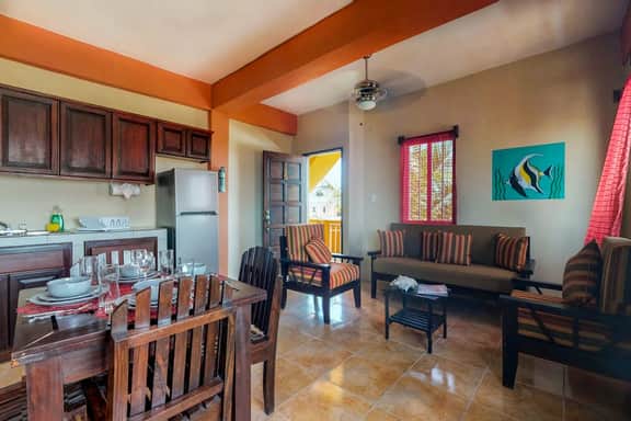 Inviting apartment w WiFi & partial AC - steps from the ocean, walk everywhere - Image 4