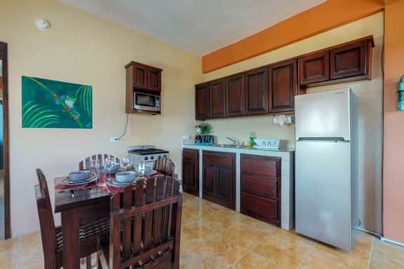 Inviting apartment w WiFi & partial AC - steps from the ocean, walk everywhere - Image 5