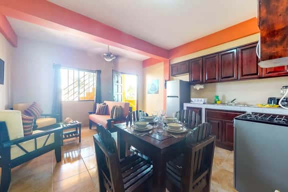 Family-friendly condo with WiFi & partial AC, located just steps from the ocean - Image 5