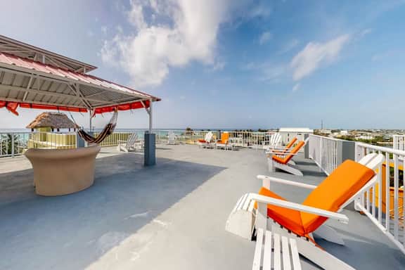 Family-friendly condo with WiFi & partial AC, located just steps from the ocean - Image 4