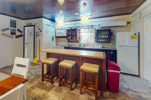 Air-conditioned suite with WiFi and a shared pool & terrace - walk to the beach - Image 5