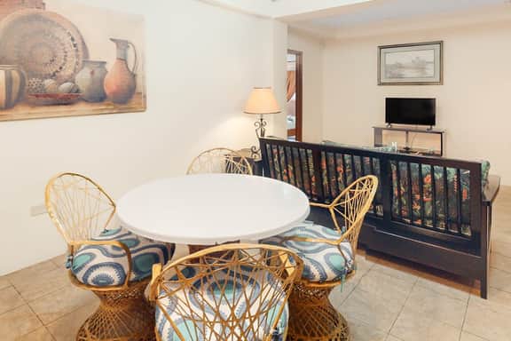 Homey suite in town w WiFi, partial AC, shared pool & veranda - walk to beach - Image 4