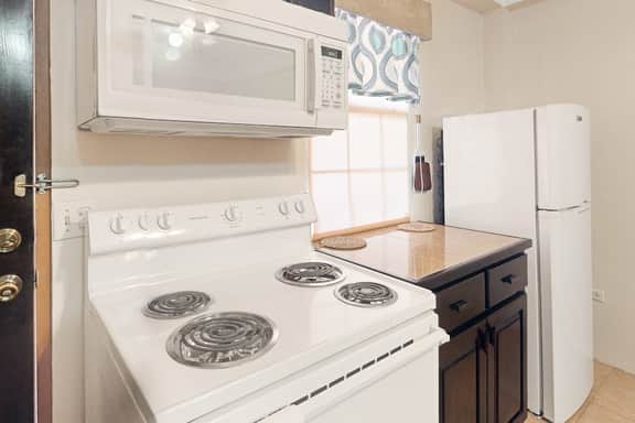 Homey suite in town w WiFi, partial AC, shared pool & veranda - walk to beach - Image 5