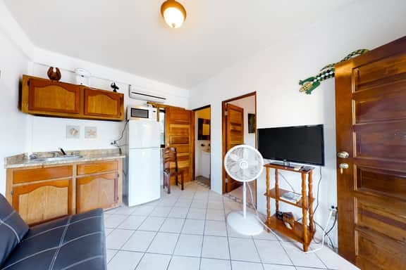 Cozy Suite w WiFi, AC, Shared Sundeck, & Pool - Rooftop with Great Views - Image 4