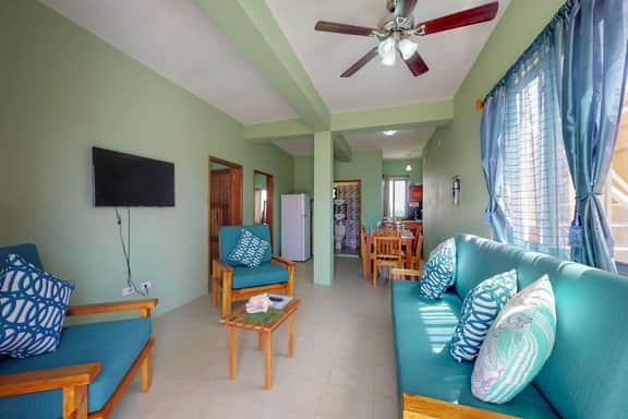 Well-located apartment with rooftop views, free WiFi, partial AC & full kitchen - Image 4