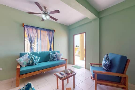 Well-located apartment with rooftop views, free WiFi, partial AC & full kitchen - Image 2