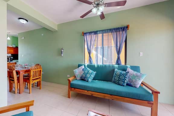 Well-located apartment with rooftop views, free WiFi, partial AC & full kitchen - Image 3