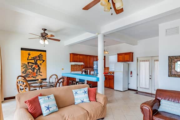 Beautiful condo w WiFi, central AC, shared pool & central location - Image 5