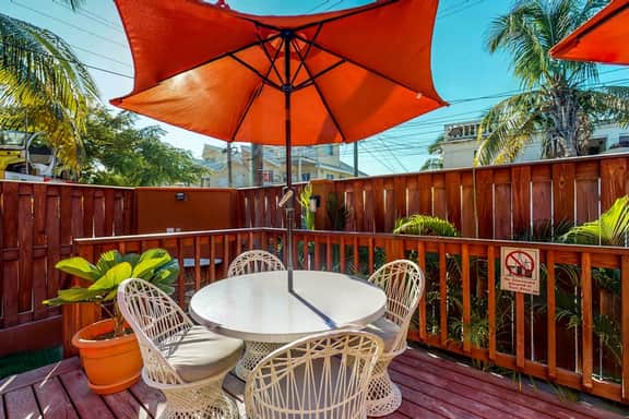 Perfectly located apartment w WiFi, AC, shared garden & pool - steps to seashore - Image 4
