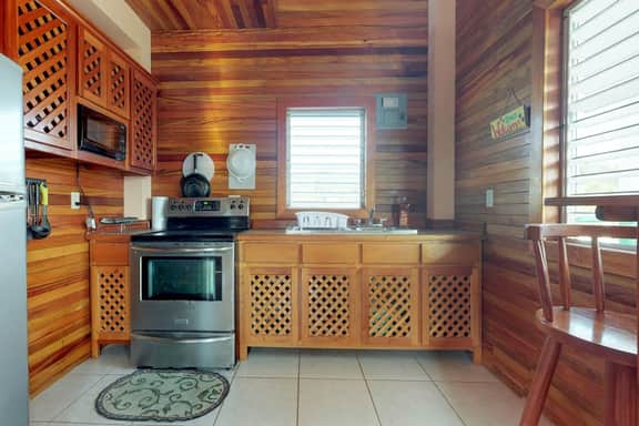 Lofty Space with a Private Veranda and Free WiFi - Walk 10 Minutes into Town - Image 5