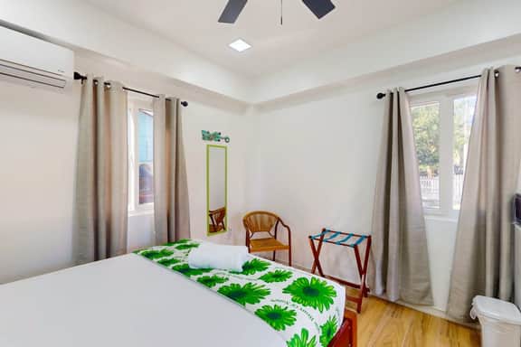 Charming island cabana with central AC, bikes & picnic area near beach - Image 3
