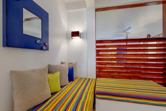 Tropical studio with partial AC & WiFi - 5 minutes to water taxis and the beach - Image 4