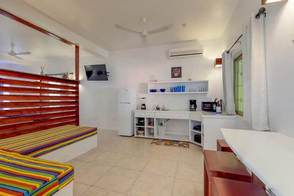 Tropical studio with partial AC & WiFi - 5 minutes to water taxis and the beach - Image 5