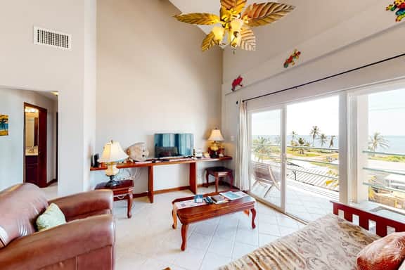 Well-Located Beachfront Apartment with Ocean View, Pool, Central AC, & WiFi - Image 5