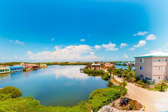 Well-Located Beachfront Apartment with Ocean View, Pool, Central AC, & WiFi - Image 2