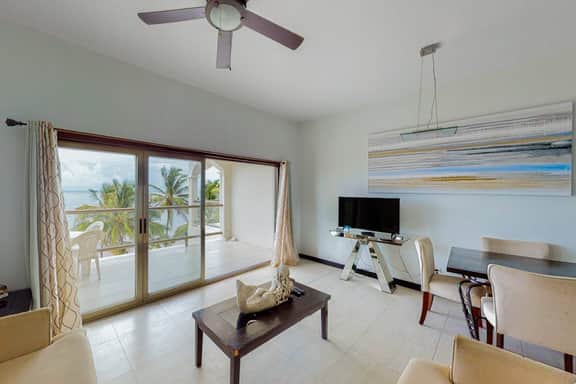 Beachfront condo with ocean views, WiFi, partial AC & shared pool, dock, kayaks - Image 2
