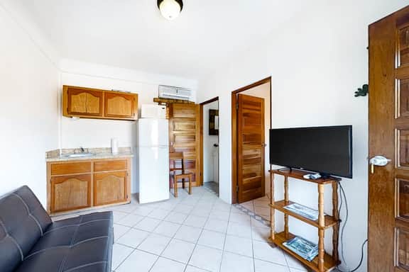 Affordable Suite with WiFi, Partial AC, Shared Rooftop Deck, Pool, and Grill - Image 4