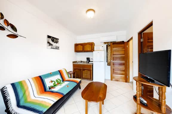 Island Paradise Suite with WiFi, Partial AC & Pool, Rooftop Patio & BBQ Area - Image 4