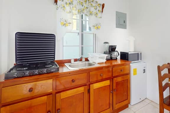 Snug ground-floor haven with comfortable amenities and kitchenette - Image 5