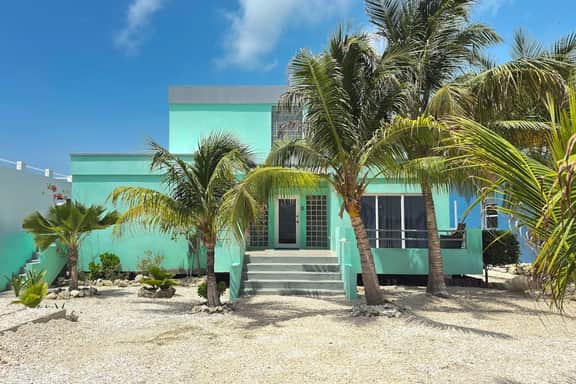 Escape to Paradise - Beautiful Lakeside Villa with pool access and WiFi - Image 2