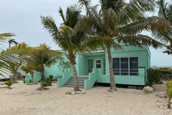 Escape to Paradise - Beautiful Lakeside Villa with pool access and WiFi - Image 3