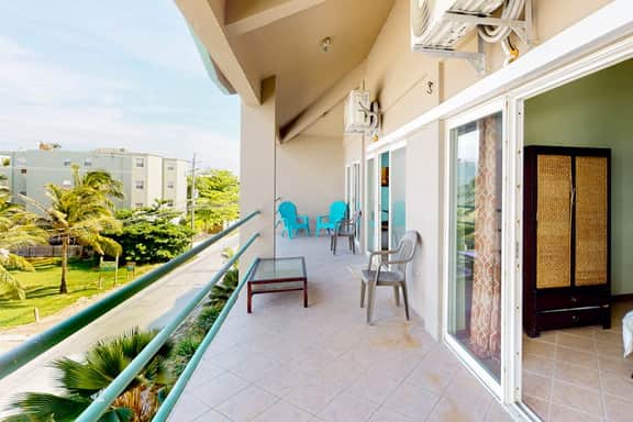 Lake-view condo with reef-view balcony, washer & dryer, pool & central AC - Image 4