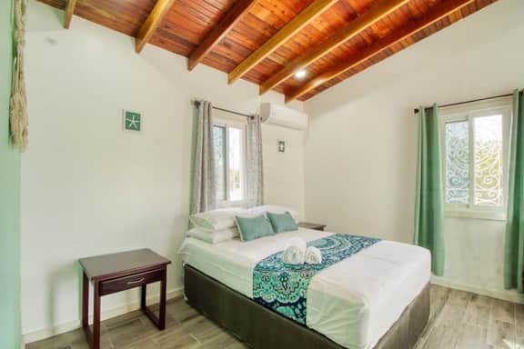 Island studio centrally located with balcony, hammock, & grill - Image 2