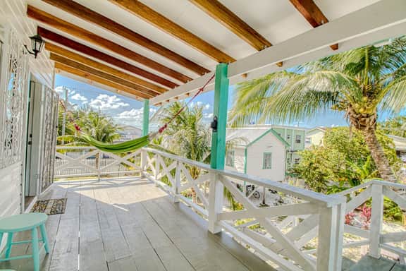 Island studio centrally located with balcony, hammock, & grill - Image 3