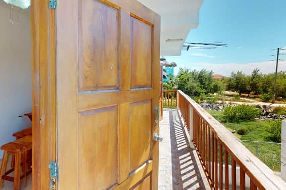 Cozy island retreat with WiFi, functional kitchenette and near to restaurants - Image 2