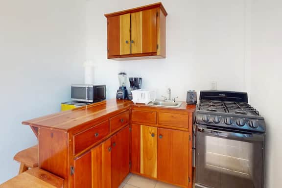 Cozy island retreat with WiFi, functional kitchenette and near to restaurants - Image 5