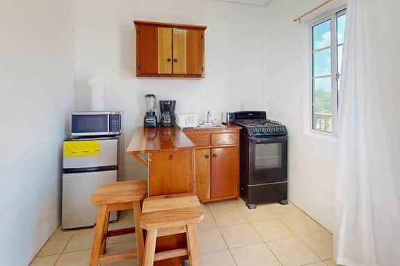 Cozy island retreat with WiFi, functional kitchenette and near to restaurants - Image 3