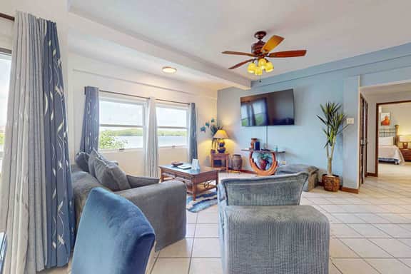 Waterfront villa with outdoor pool, washer dryer, & central AC - Image 5