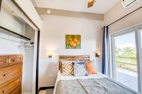 Colorful ocean-view suite with pool & concierge - near dining & town - Image 4
