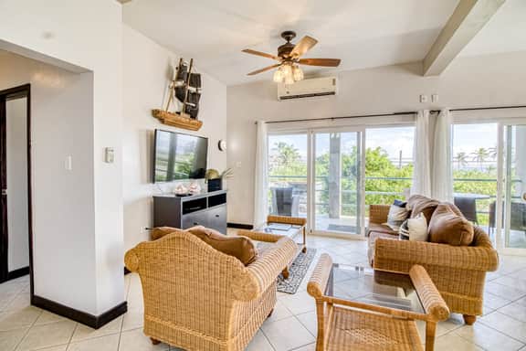 Colorful ocean-view suite with pool & concierge - near dining & town - Image 5