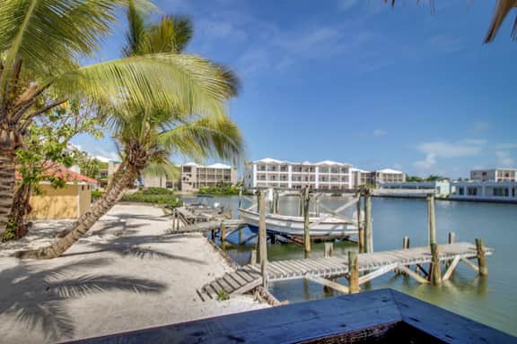 Sea-view, dog-friendly condo with pool & central AC- between the beach & lagoon - Image 5